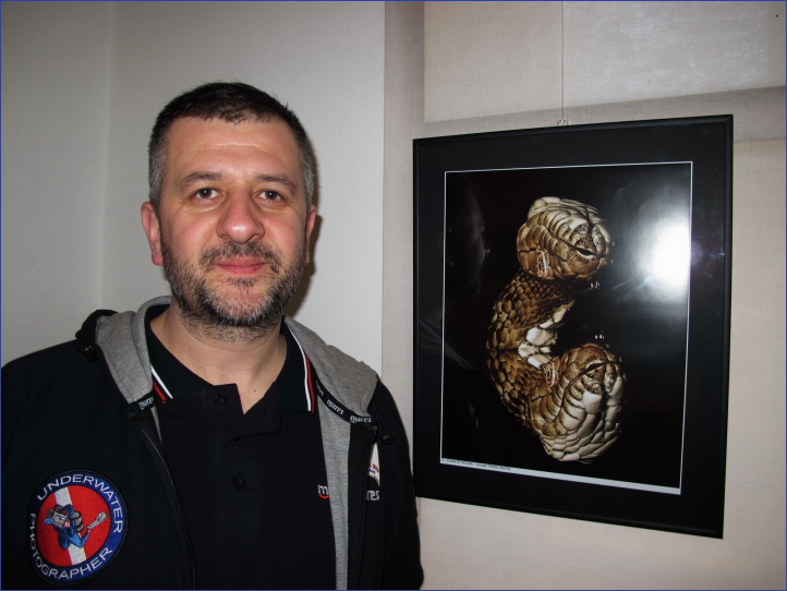 Jovan Petrovski sa svojom pobedničkom fotografijom Jovan Petrovski sa svojom pobedničkom fotografijom